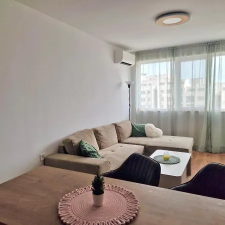 Charming & Quiet Retreat Near Center *